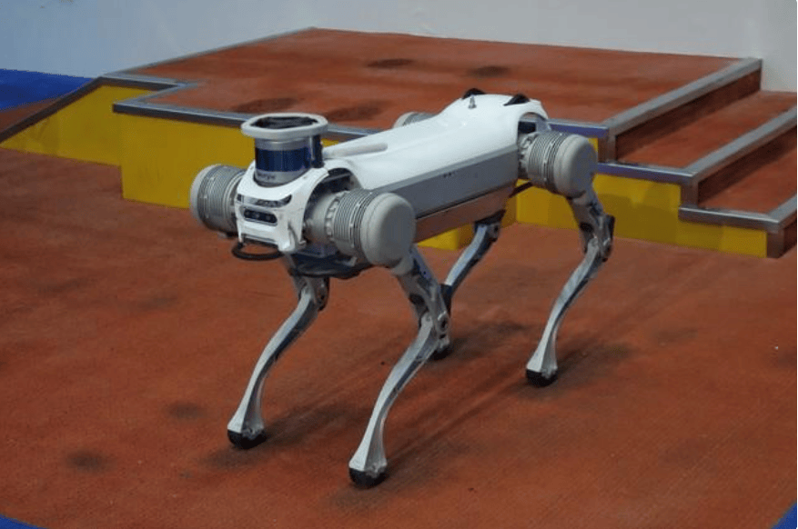 轮到美国人抗议了!国产机械狗已经不简单了,没想到机器狼群更勇猛!