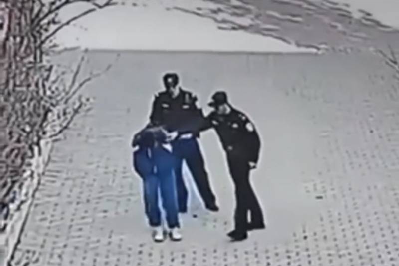 派出所副所长踢打学生牵出案中案!教育部门回应校园霸凌传闻