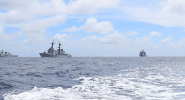 中国实力不再隐藏!美航母被堵在南海入口,求解放军手下留情