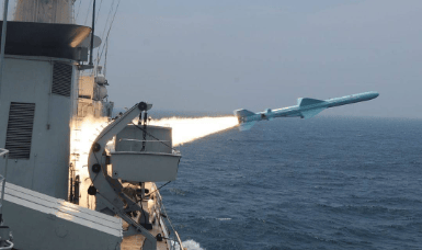 中国实力不再隐藏!美航母被堵在南海入口,求解放军手下留情