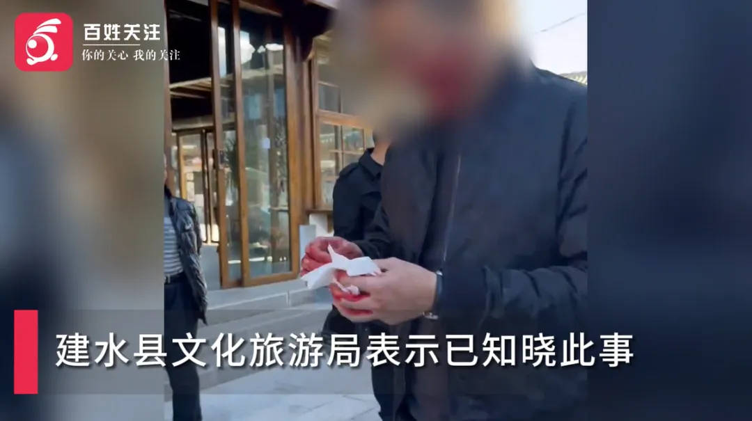 云南一古城商户与游客起冲突,商户放话:“打电话叫人把你们砍死!”