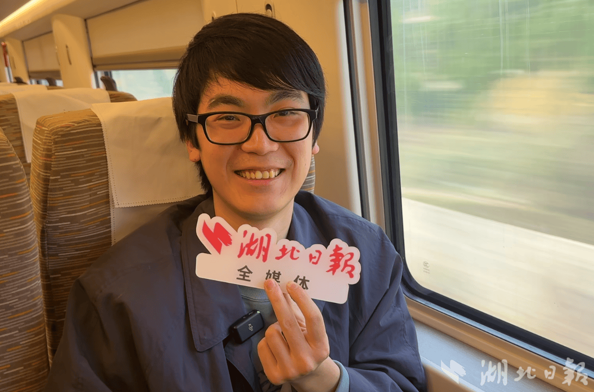 定居香港37年,77岁的老武汉人提前三天行程 只为坐上首趟香港至武汉始发高铁