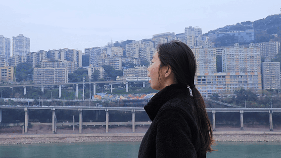 来重庆“吞”列车 外交部发言人邀全球打卡重庆“轨道穿楼”