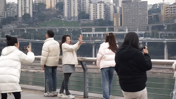 来重庆“吞”列车 外交部发言人邀全球打卡重庆“轨道穿楼”