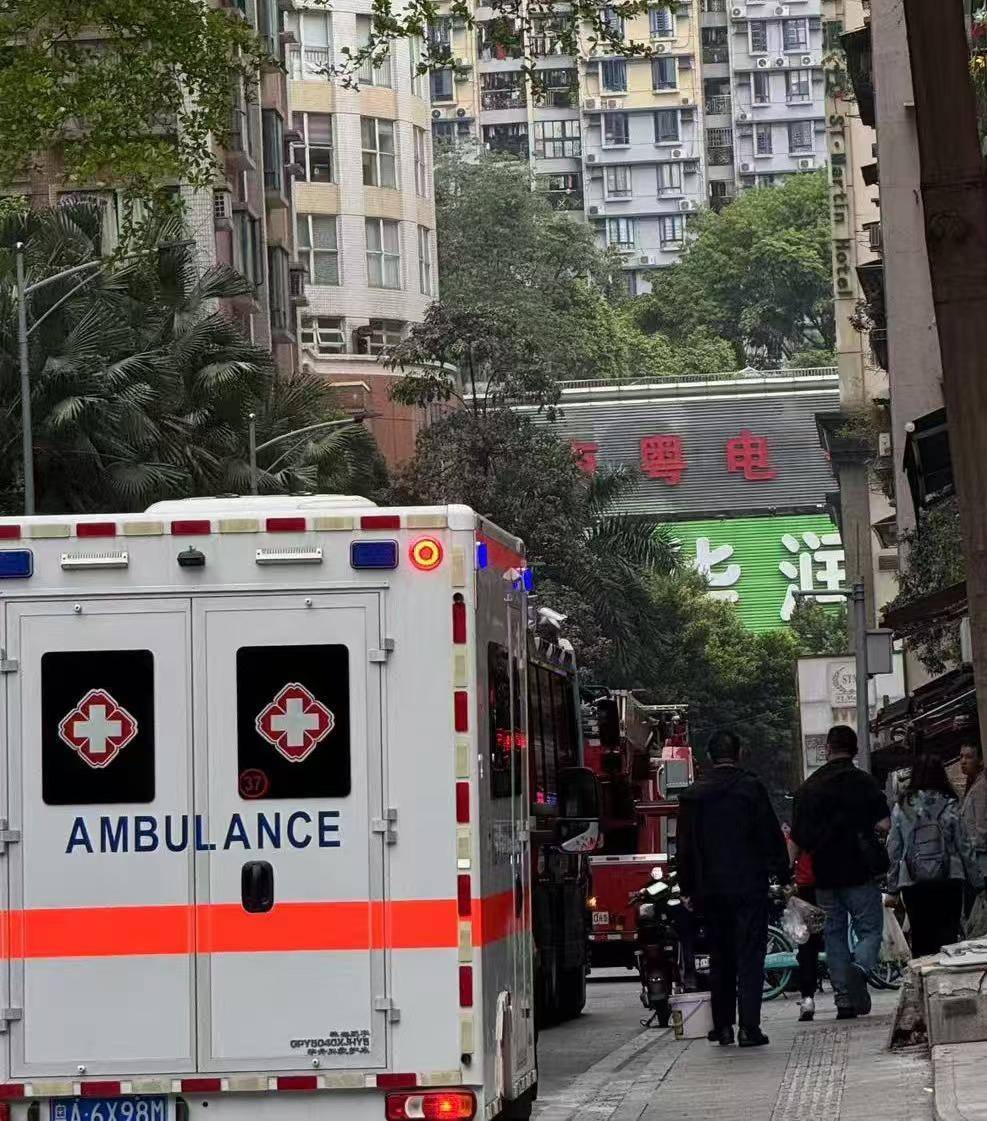 父亲称家中做实验被炸伤的男孩手部截肢还需植皮!街道办发声