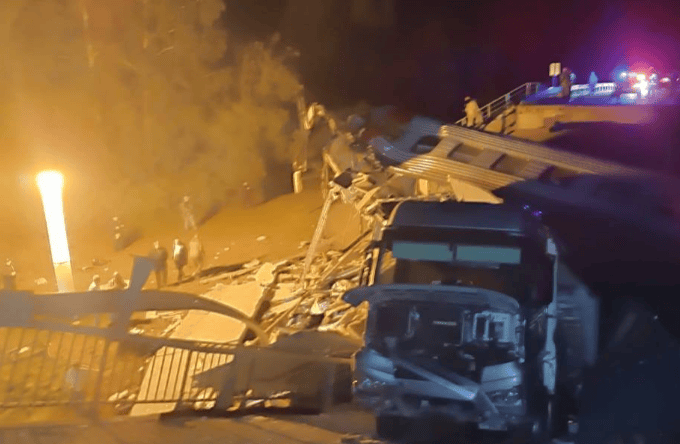 31人伤亡！4个爆炸装置在列车经过时引爆，俄罗斯一桥梁坍塌致火车脱轨