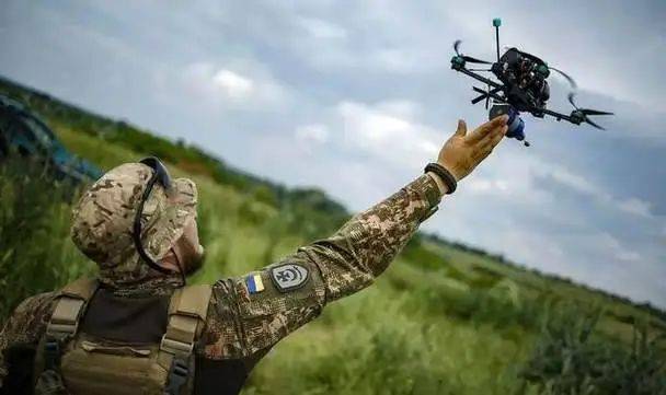 俄贝加尔湖畔空军基地被炸，40余架战略飞机被炸毁，俄军这次亏大了