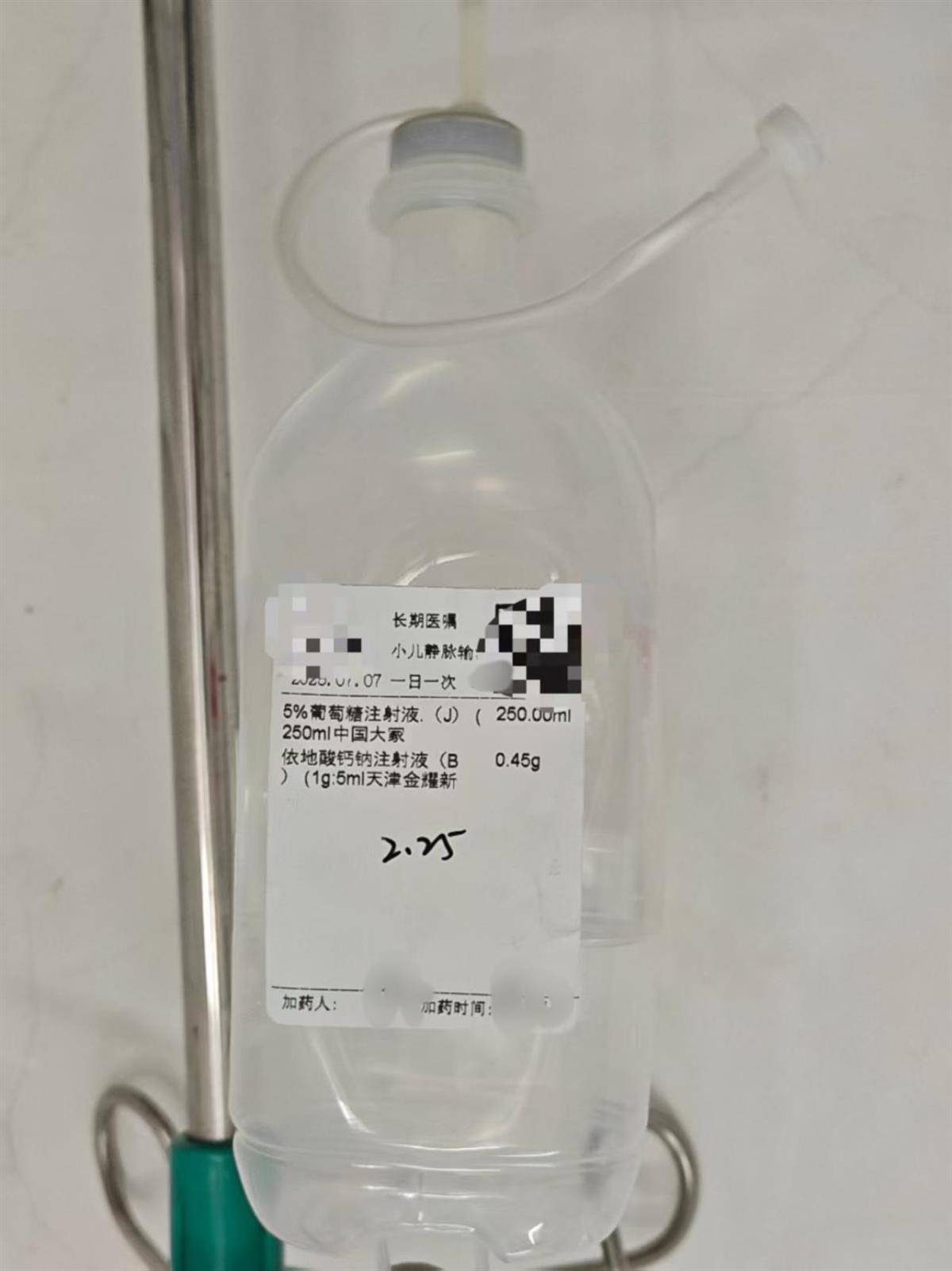 天水家长讲述血铅异常幼儿治疗过程：每天输液6个多小时，在空调房都满头大汗