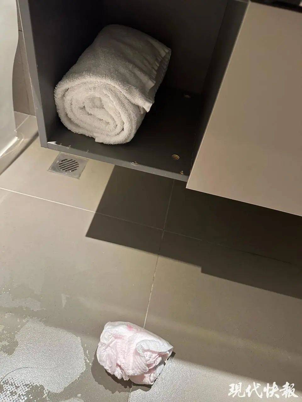 情侣在河北一酒店卫生间发现使用过的安睡裤?涉事酒店道歉并退住宿费,来源尚未确认