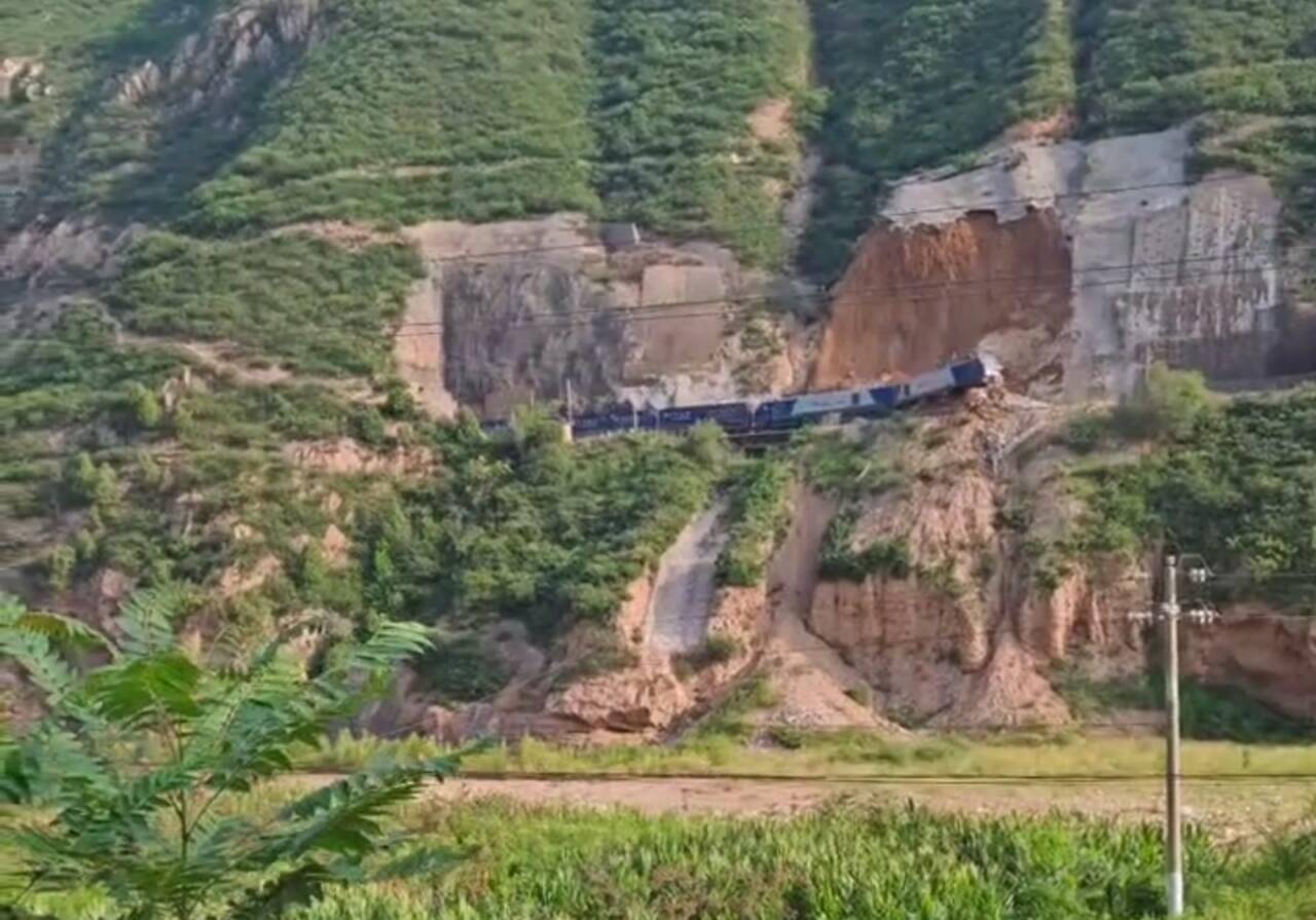山体塌方致陇海铁路货运机车脱线，事发地政府：司机擦伤，上千人参与抢修
