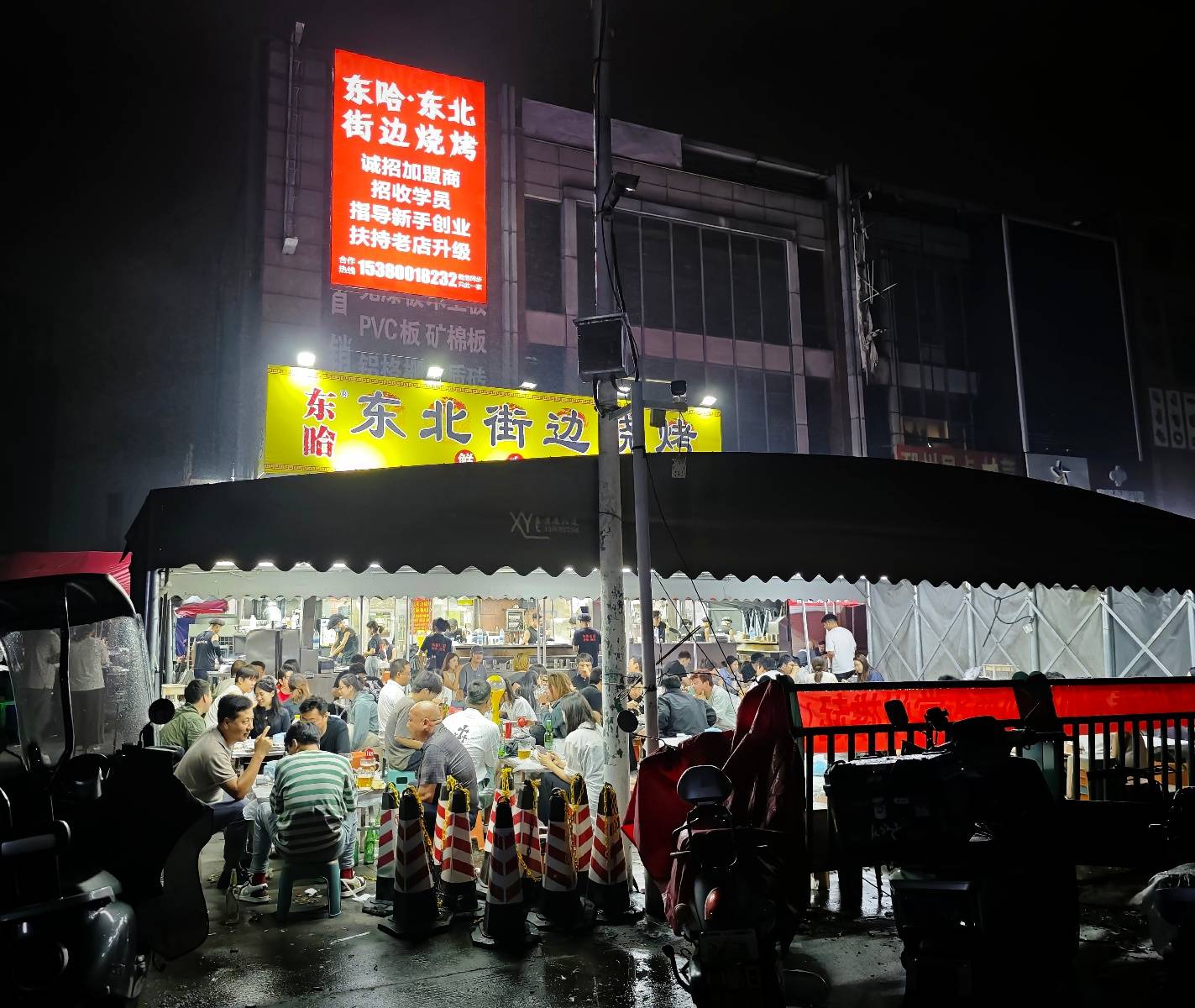 苏超之火背后：一场“散装江苏”的集体喜剧