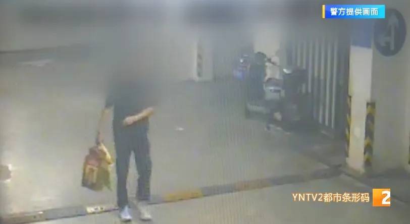 凌晨怪事!男子提着茅台袋子在车库,翻垃圾桶竟为了.....