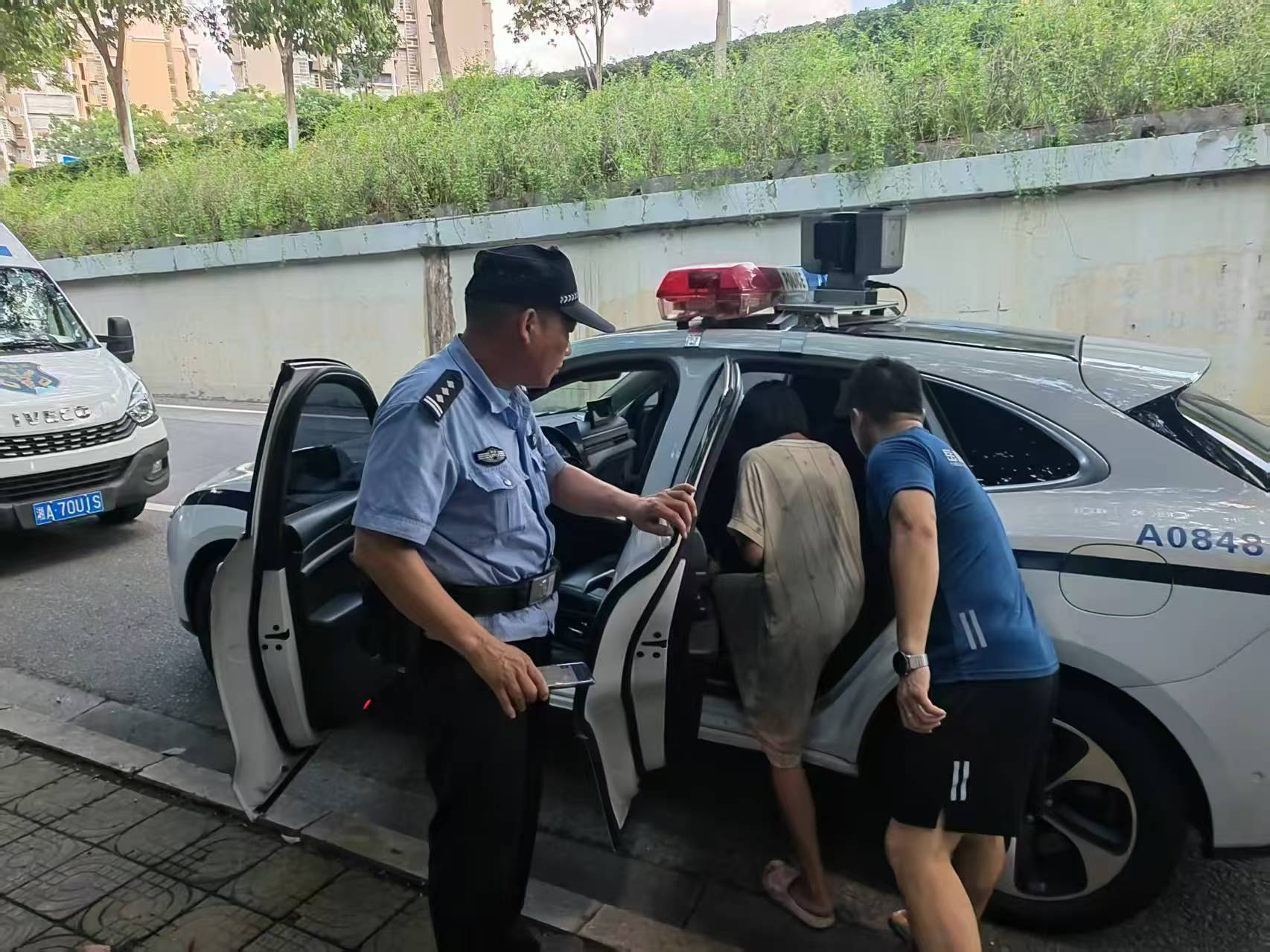 浑身脏兮兮借厕所还开冰箱门,年轻女孩未带手机称要去云南,长沙岳麓蓝天联合警方救助