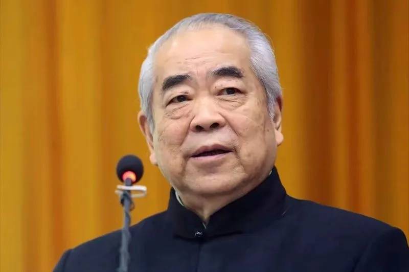 范曾继子发布父亲看展照片,疑回应失联风波,业内称“范曾失联”是家里两拨人内斗