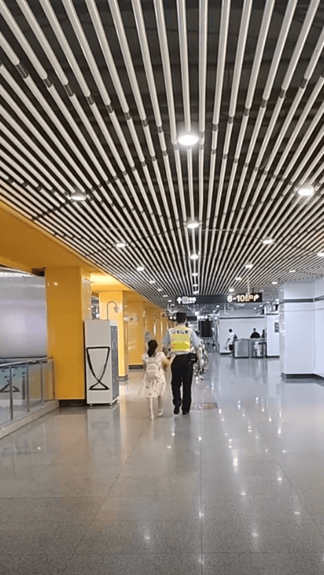 上海地铁站现“最萌身高差”!1.93米退伍军人回应太戳人