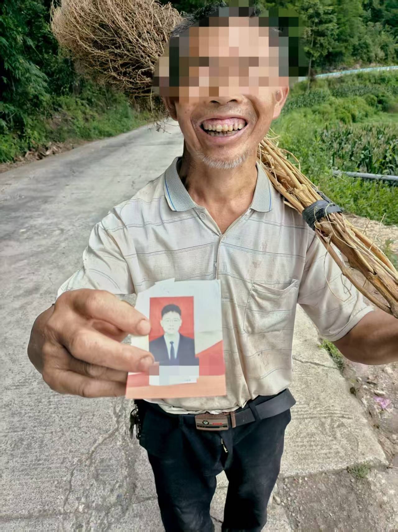 贵州老伯捡到00后村官丢弃旧照,误以为重要资料怀揣一月等送还,当事人:超感动