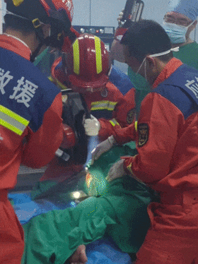 佛山一男子意外从高空坠落,1.5米长钢筋从肛门贯穿胸腔......