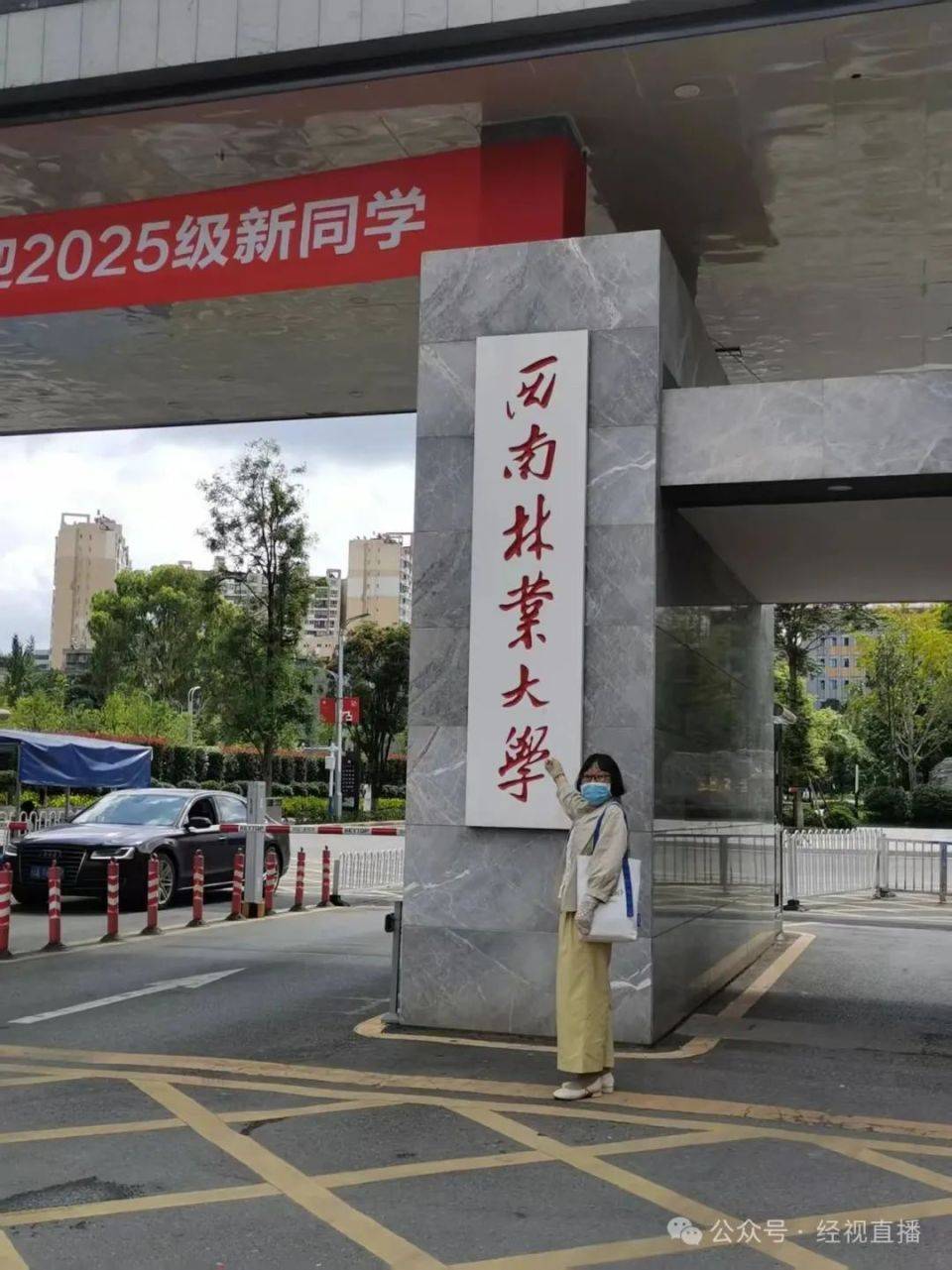 50岁阿姨烧伤致残后考取法学硕士!当事人:整理儿子考研资料,好像也没想象中那么难