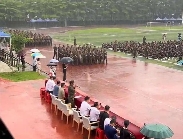 广西一中学军训暴雨中坚持会操,校方:学生要求不离场,领导、老师也不打伞,提前安排了姜糖水
