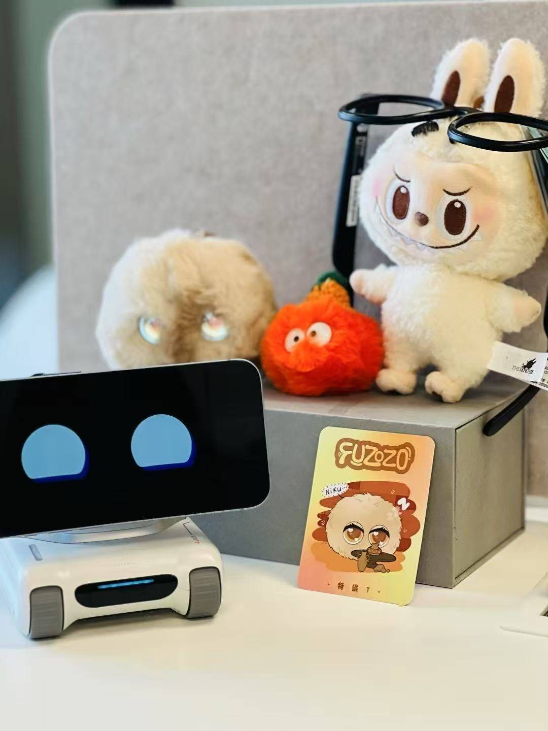 从 1299 元 “桌宠” 到百万 “人形管家”：消费级机器人摆上货架，谁在真买单？