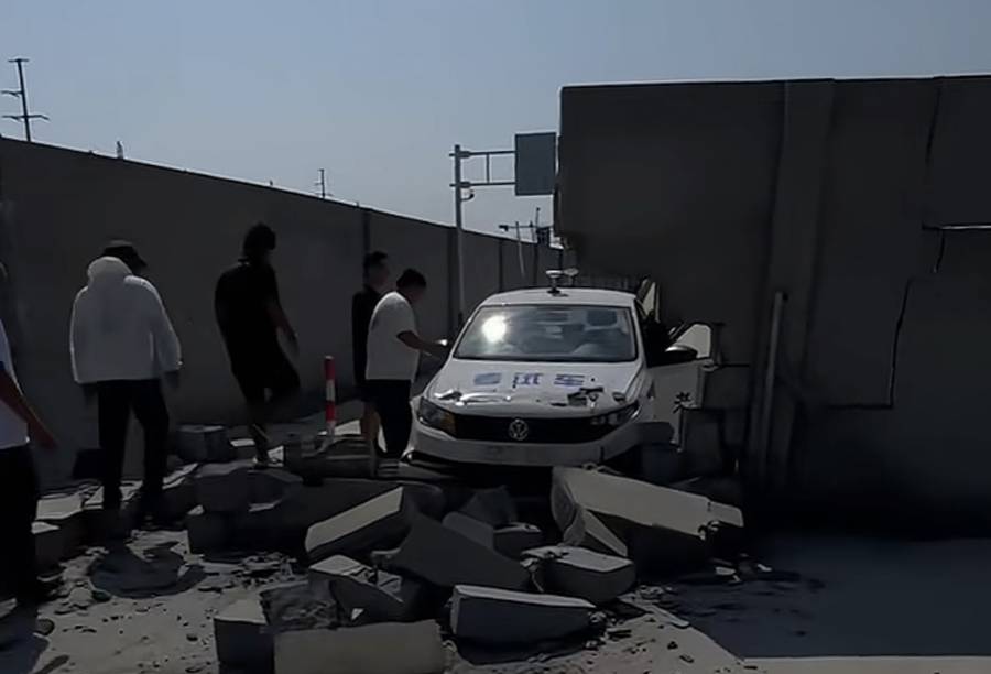 机动车考场内突发惊险一幕:考试车不慎撞上围墙