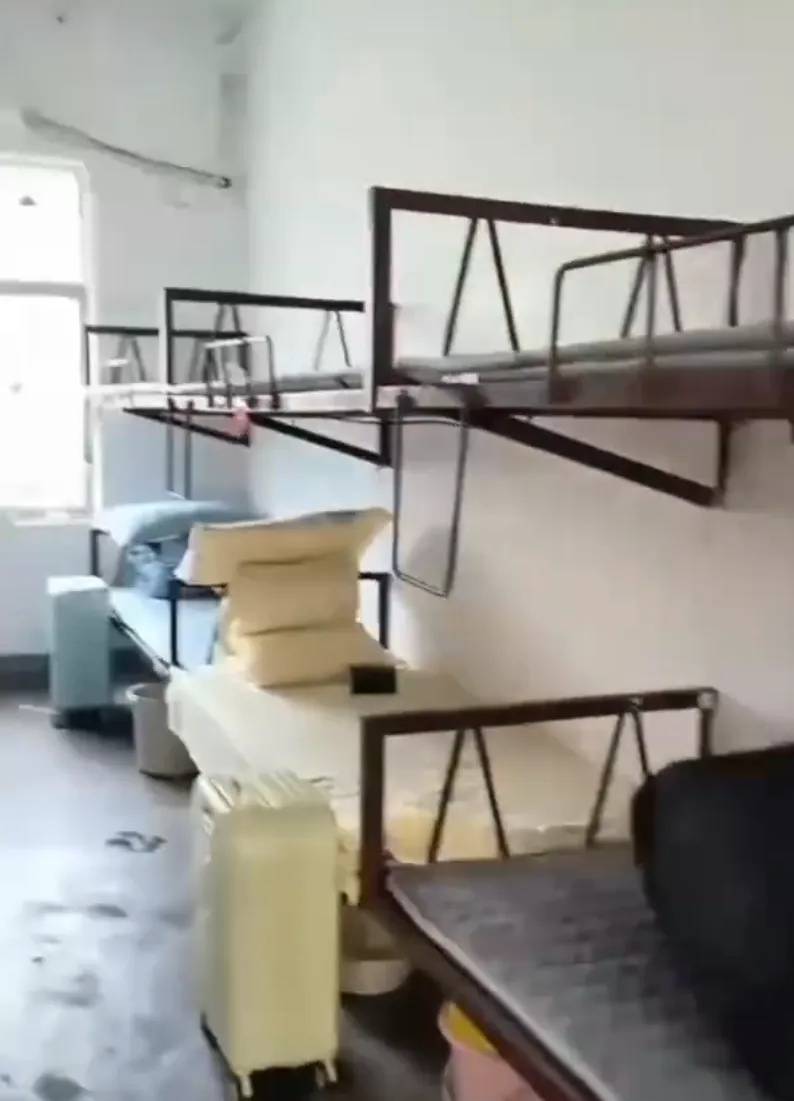 湖南一学生宿舍床铺仅用三角铁和螺丝固定,学校:条件有限没办法,计划翻新或重建