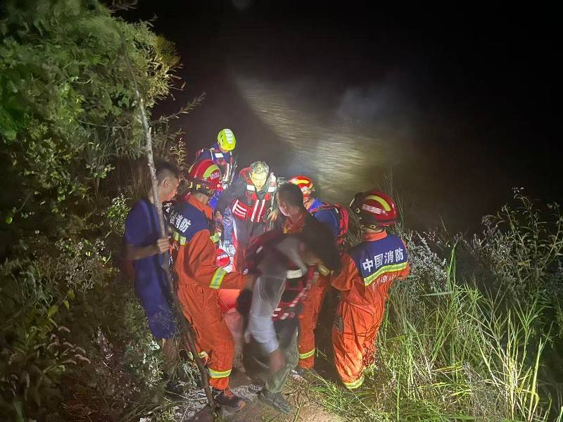 四川冕宁两名电力工人上山作业迷路 消防紧急救援