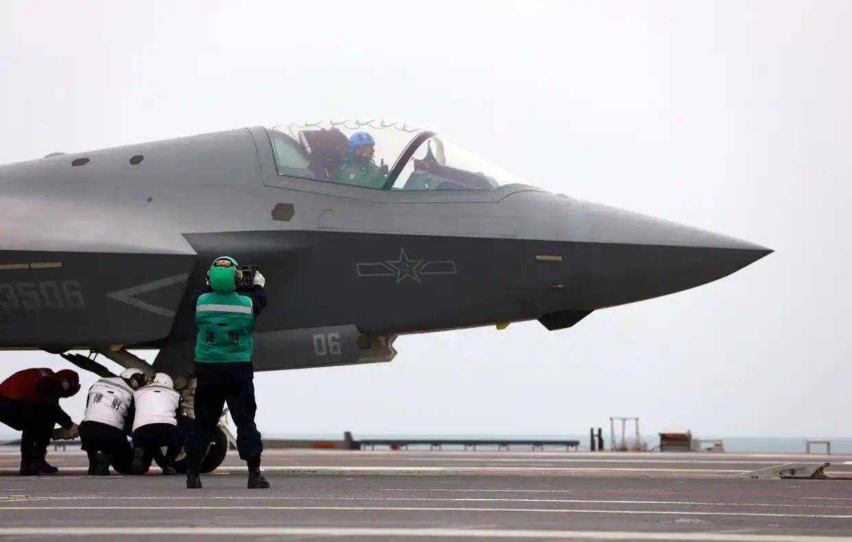 现场高清大图！一起感受舰载机弹射起飞“首秀”震撼瞬间