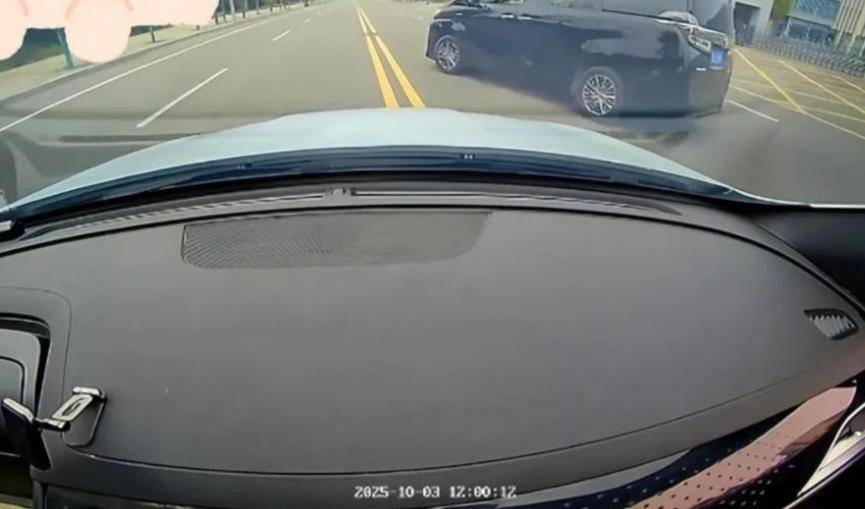 婚庆司机恶意别车后谎称自己是公安人员,涉嫌危险驾驶罪被采取刑事强制措施,律师:或被判处拘役并罚款