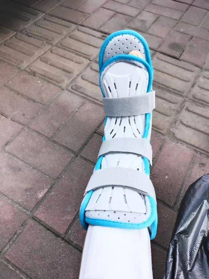 “至少150斤倒在我身上”，餐饮员工搬运冻鸡腿被砸伤，认定工伤遭企业推诿，涉事公司、人社局回应