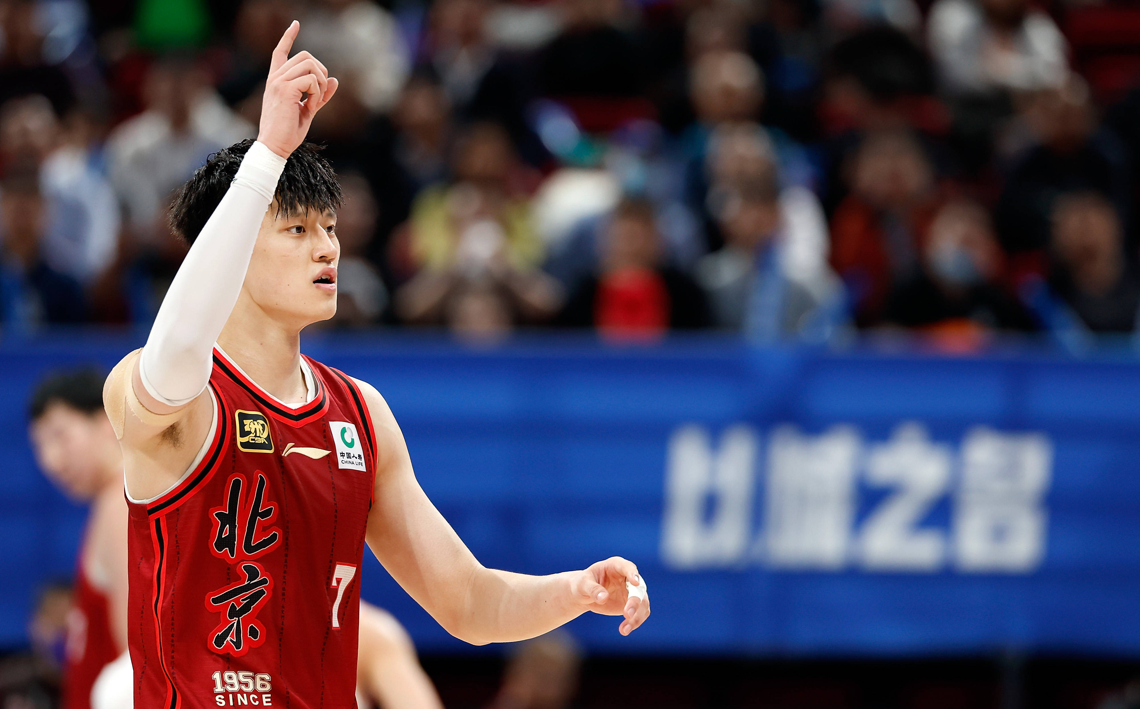 媒体人:曾凡博卧床养伤 康复三周后就前往篮网报到