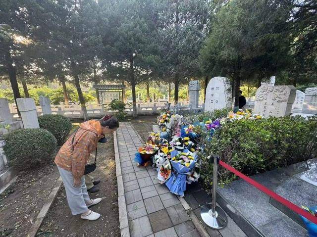 《沉默的荣耀》热播后,他墓前的鲜花摆了5米长