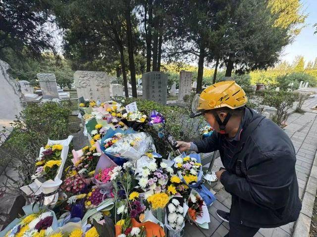 《沉默的荣耀》热播后,他墓前的鲜花摆了5米长