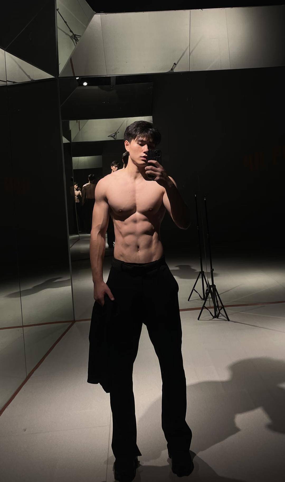 川超南充队6号球员明俊贤因颜值走红:“希望大家更关注球场上的我,以球技赢得掌声”