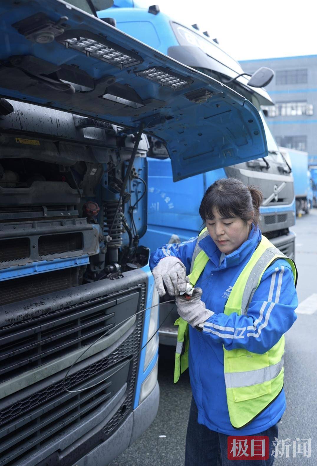 湖北90后姑娘驾驭21米重卡货车，3年多行驶里程相当于绕地球约10圈，始终保持零事故