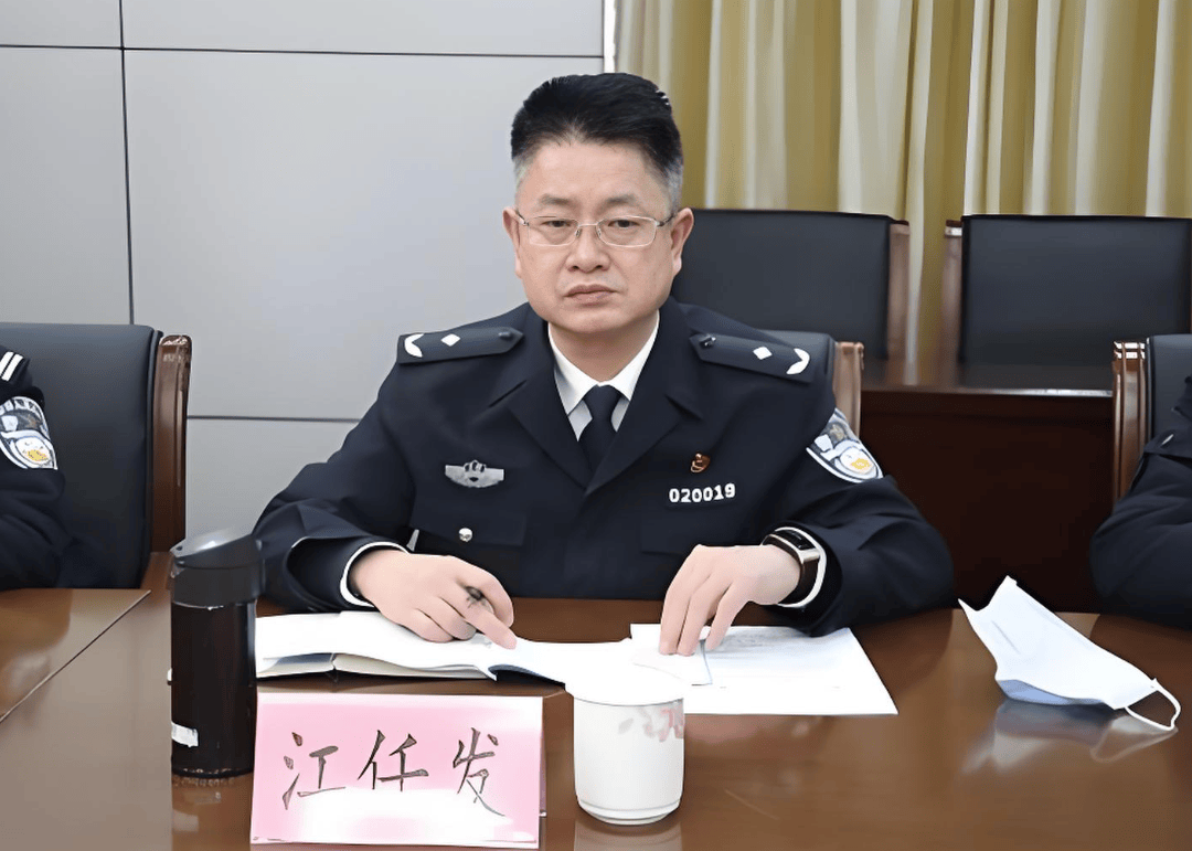 当过市公安局副局长，江任发不按规定报告个人去向，为黑恶势力撑腰站台，充当“保护伞”