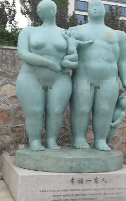 山西运城一公园“幸福一家人”坦胸露体雕塑被指“尬人”，当地回应：艺术作品不能随便改