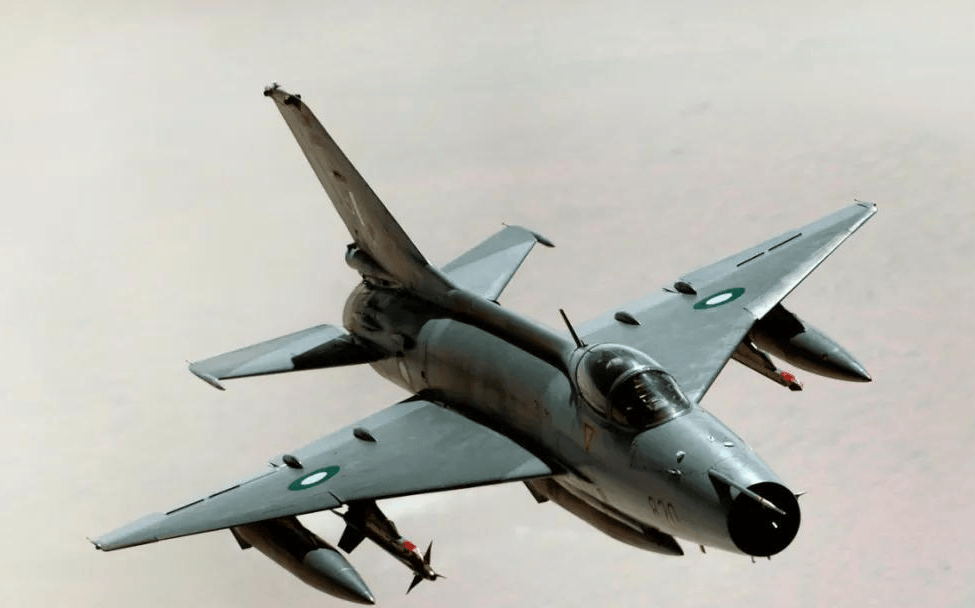 印度情报确认，中国给了巴铁启发，把歼7改无人机，饱和打击S400