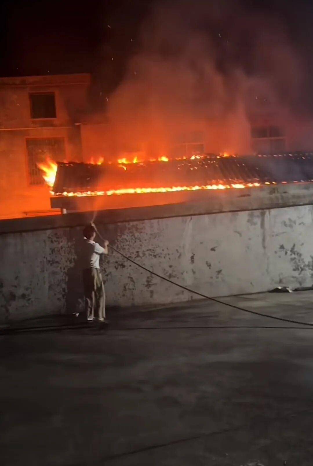 18岁小伙在家打游戏听到外面异响，开门发现邻居老人家起火！拎上洗车水管就冲